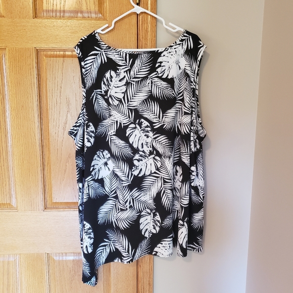 NWT Avenue Tank - Picture 3 of 4